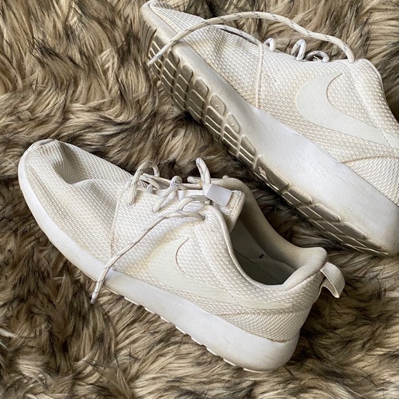 Nike Roche Shoe - Picture 2 of 3